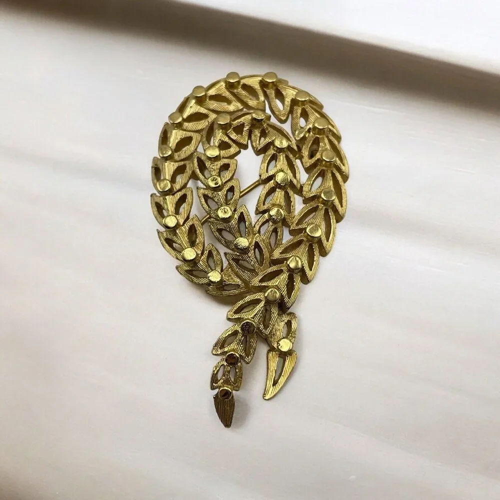 Trifari Vintage Ribbon Design Gold Tone‎ Textured Brushed Open Work Brooch Pin